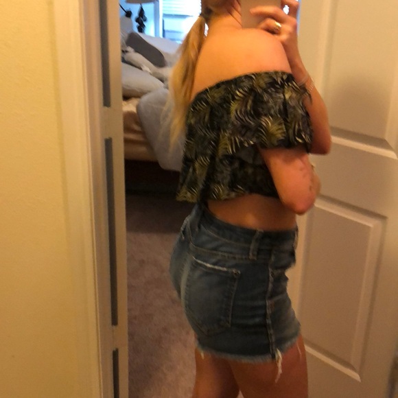 Cute crop top size xs/s stretches. - Picture 5 of 8